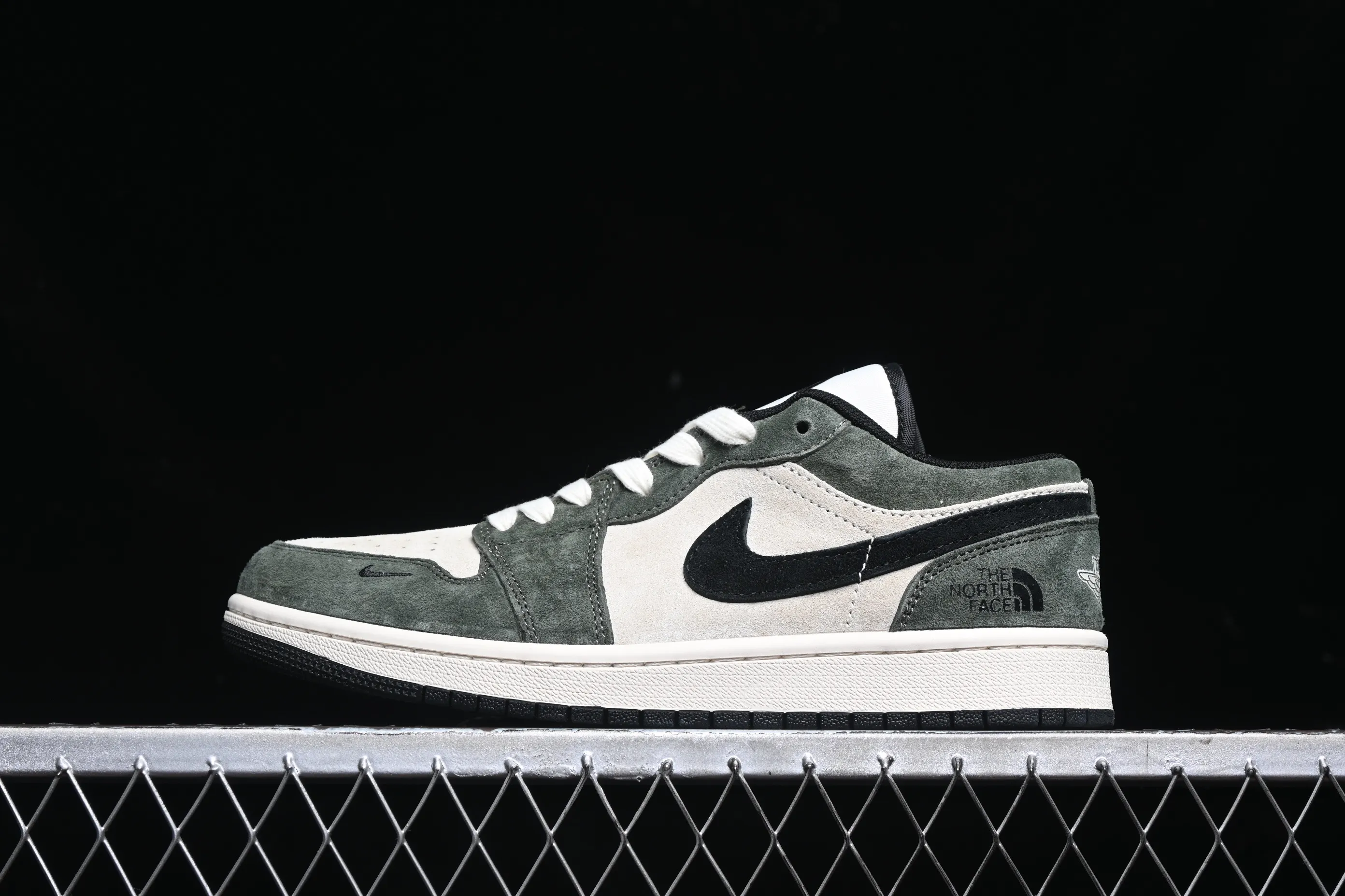 All categories Air Jordan Jordan series basketball shoes Air Jordan 1 Low High-end customized low-top sneakers Air Jordan 1 Low AJ1 Joe 1 North Face joint-Whole Pig Eight Nights Green High-end customized low-top retro basketball shoes DM9188-004